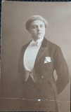 Fotografie tip Carte Postala Franta, Tanar imbracat in frac, perioada interbelica