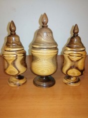 Set 3 Cutii Cutie decorativa veche din lemn cu picior si capac realizat sculptat manual semnat Suedia