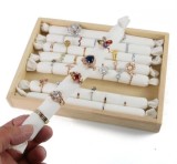 Cumpara ieftin Tavă de Expoziție pentru Inele &ndash; Lemn și Material Textil &ndash; 23.5x17x3 cm &ndash; 9
