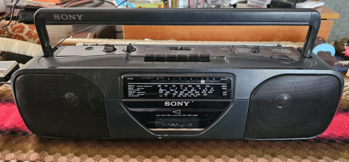 RADIOCASETOFON SONY CFS-201L , FUNCTIONEAZA DOAR RADIO .