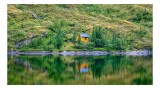 Tablou Canvas, "Coliba singuratică din pădurea verde", Cabana, Mal, Lac, Reflecție, Pădure, Verde, Singurătate, Tranquilitate, Peisaj, Natură, 39 x 26