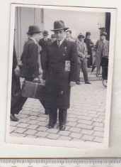 bnk foto - Cernauti 1935 - barbat pe strada foto