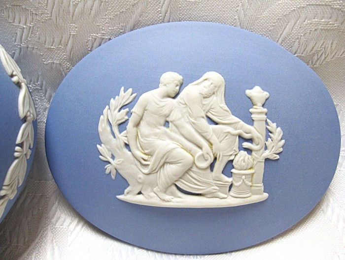 CASETA PORTELAN ENGLEZESC WEDGWOOD JASPERWARE BLUE SCENA MITOLOGICA 10.5 CM