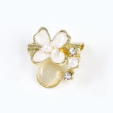 Brosa martisor floare alba cu perle