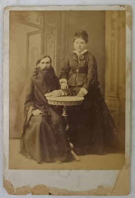 RUSIA , PREOT CU PREOTEASA IN STUDIO , FOTOGRAFIE CABINET , INCEPUTUL SEC. XX foto