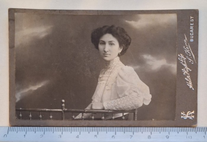 Portret 1908 &ndash; Atelier High Life S. Korn, Bucuresci (Calea Victoriei 29) &ndash; gelatină pe carton