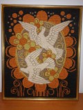 Tablou cusut brodat pe fundal negru nuante maro pasari porumbel porumbei broderie inramata lucrat manual in rama lemn aurie