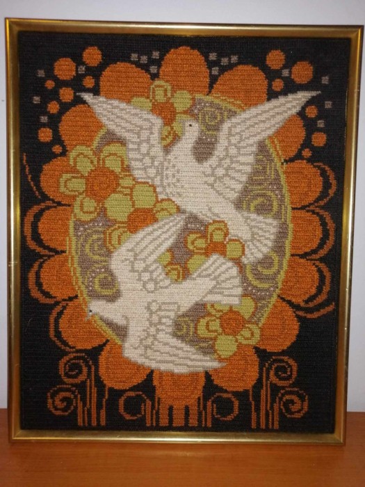 Tablou cusut brodat pe fundal negru nuante maro pasari porumbel porumbei broderie inramata lucrat manual in rama lemn aurie