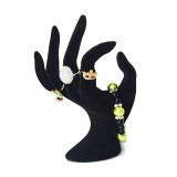 Suport inele tip mana invelit in catifea neagra