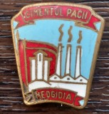 INSIGNA ROMANIA - PERIOADA RSR - CIMENTUL PACII MEDGIDIA, TEMATICA INDUSTRIE, Romania de la 1950