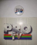 Cumpara ieftin CY - Lot de 2 piese &quot;PRO TV Te Uiti si Castigi!&quot;: Insigna &amp; Carte Postala Ilustrata / Stare! RARE