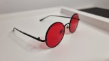 Ochelari de Soare Rotunzi Unisex, Rama Neagra, Lentile Rosii UV400 + Husa &amp; Laveta Microfibra