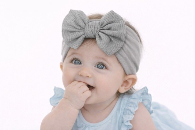 Bentita gri lata cu funda striata aplicata