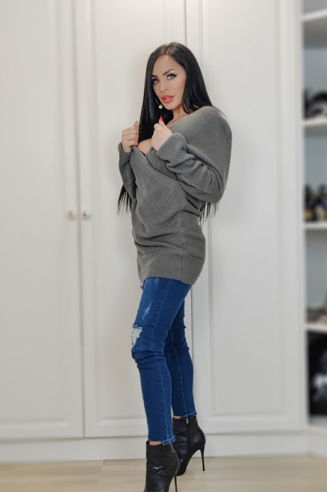 BL865-61 Bluza lunga tricotata, cu decolteu adanc si aspect petrecut in fata