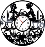 Ceas de perete decorativ realizat din disc de vinil, Model Nail Salon, Manichiurista si Clienta, Oja si Text Stilizat, Negru Premium, 30 cm
