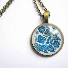 Design flori albastre stilizate, colier cu pandantiv cu motiv floral 28937