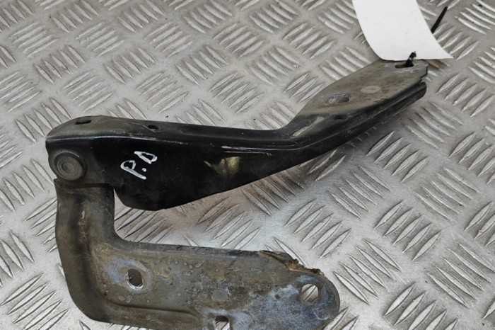 Balama capota dreapta față PORSCHE CAYENNE 92A 2011 OEM: 7P5823302B,7P5.823.302.B | 29999978