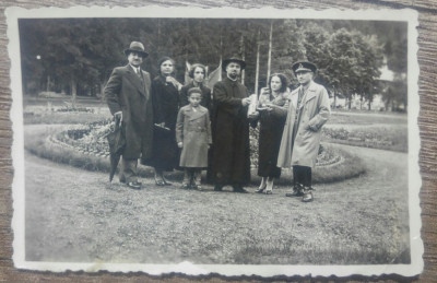 Foto grup cu ofiter, in gradina publica/ perioada interbelica foto