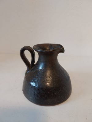 Vas ceramic vaza mica gresie, in forma de carafa cu un brat si cioc, 10cm inaltime x 10cm diametru foto