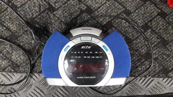 RADIO CU CEAS ELTA , FUNCTIONEAZA .