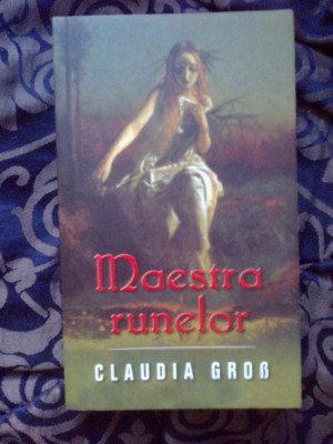 n3 Maestra runelor - Claudia Grob foto