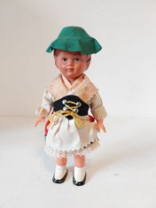 Papusa celuloid cu arc si cheita, care danseaza, vintage, anii 50-60, West Germany, constum popular, 17cm, Sweetheart Dancing Doll