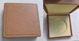 Cutie de LUX, veche, pentru prezentare, depozitare insigna, decoratie, placheta, medalie dimensiune 6 cm