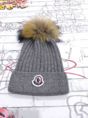 Caciula/Fes Moncler Cu Mot Natural foto