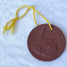 Medalie din portelan german de MEISSEN infatisand o biserica din Berlin