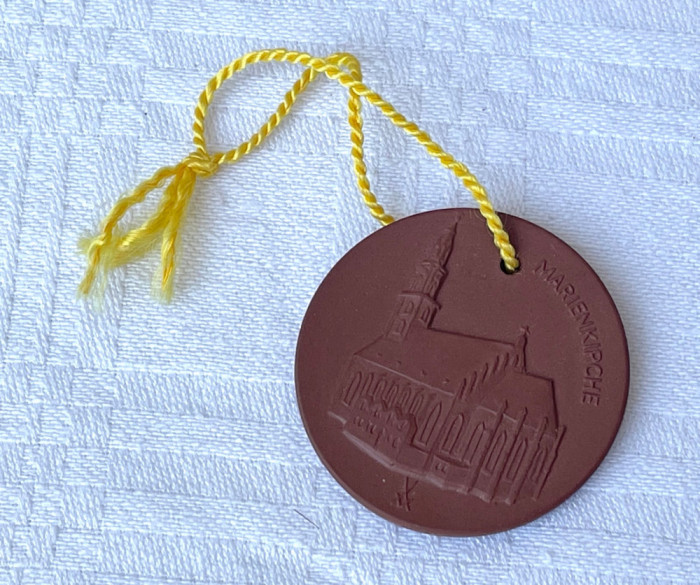 Medalie din portelan german de MEISSEN infatisand o biserica din Berlin