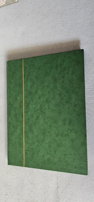CLASOR CU TIMBRE NESTAMPILATE , ARE 8 FILE/16 PAGINI .MARIME CLASOR 30,5 X 22,5 CM