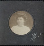 Fotografie tip CDV, portret de femeie cu coc, 1910