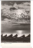 CPIB 15661 CARTE POSTALA - ZORI DE ZI LA MARE, BARCA, BARCI, RPR