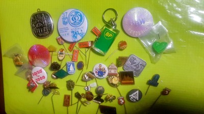 D272-I-Lot 50 Insigne Tari socialiste. Pret pe lot. foto
