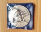 G954-I-Medalia misionerat catolic veche- Madre CARMEN SALES Conceptionistas Misioneras de la Esenanza semnata 1882-1982 stare foarte buna.
