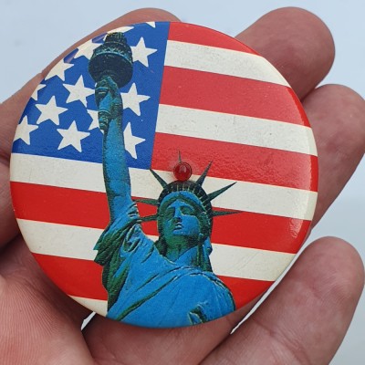 Insigna USA Statuia Libertatii, din plastic acoperita cu tabla, diametru 5.7 cm foto