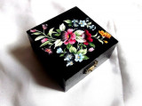Cutie Lemn Decorata Manual cu Flori Albastre Rosii Galbene, Decupaj, 10x10x5cm, Cutie Bijuterii