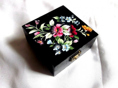 Cutie patrata cu flori albastre, rosii si galbene, cutie lemn decorata 39687 foto