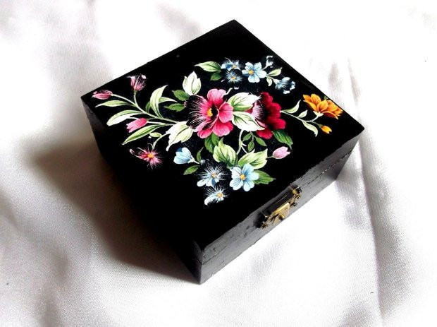 Cutie patrata cu flori albastre, rosii si galbene, cutie lemn decorata 39687