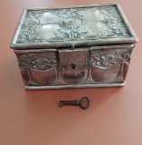Cutie, casetă Art Nouveau din alamă argintată cu interiorul din lemn, anul 1900, Universal