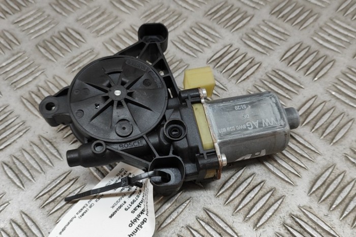 Motor macara geam ușă dreapta față AUDI Q8 4MN 2021 OEM: 8W0959801,0130822705 | 28799179