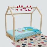 Cumpara ieftin Pat Casuta Copii U-Grow, 140x70 cm, Natur, Lemn Pin, Somiera Inclusa, +2 Ani, Sigur, Accesibil