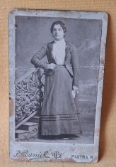 Doamna - poza pe carton, fotografie veche de colectie, anii 1900, atelier P. Daniel - Piatra Neamt