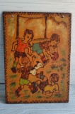 Tablou vintage pirogravat pe lemn &ndash; Scenă copii cu minge, anii '70-'80