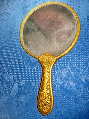 445A- Oglinda dama de mana veche din bronz gravata.Marime 24 cm, latime 14 cm. foto