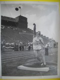 HOPCT 544 B - FOTOGRAFIE VECHE-D= 21 / 15 CM - ARUNCAREA GREUTATII -SPORT-1947-FOTO AGENTIA ACME NEWSPICTURES PHOTOS 1947