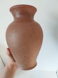 Vază din gresie semnată, realizată manual &ndash; ceramică de atelier, 22 cm