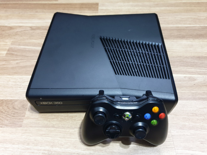 XBOX 360 S 4 GB