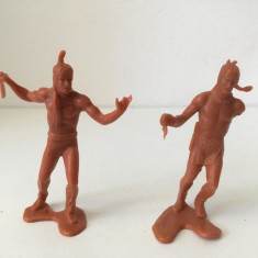 * Lot 2 figurine indieni (unul cu defect), 8 cm, plastic maro