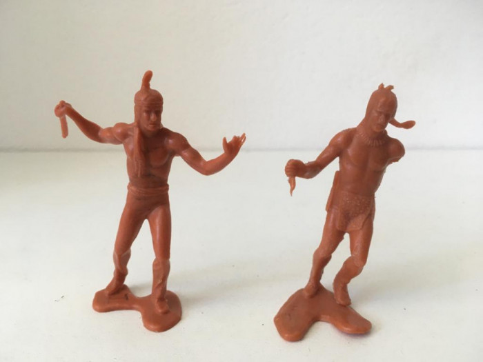 * Lot 2 figurine indieni (unul cu defect), 8 cm, plastic maro